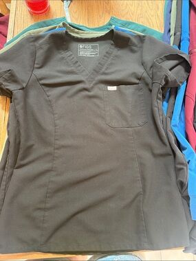 FIGS women's Black V-Neck Short Sleeve Scrub Top